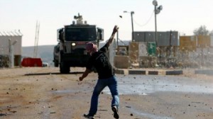 شاب فلسطيني أمام دبابة صهيونية