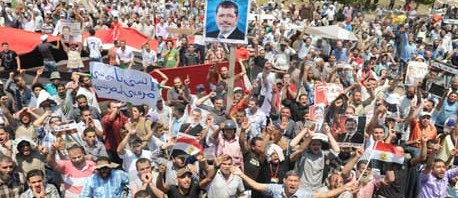 قوات الأمن المصرية تلقي القبض على 150 مسلحا في ميدان النهضة 