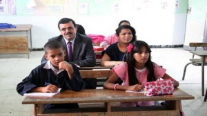 رئيس الحكومة يُؤدي زيارة مفاجئة إلى مدرسة ابتدائية بولاية منوبة