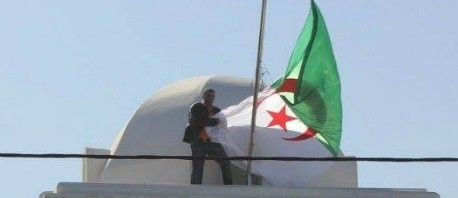 متظاهرون يهاجمون القنصلية الجزائرية في الدار البيضاء وينزلون العلم الجزائري والجزائر تستدعي القائم بالأعمال المغربي