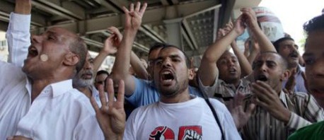 حبس 24 متظاهرا على ذمة التحقيق ولجنة الـ 50 تعلق أعمالها حتى الإفراج عنهم
