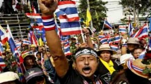 متظاهرون يقتحمون مقر قيادة الجيش في تايلاند