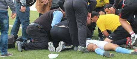 وفاة لاعب أردني على أرض الميدان بعد إبتلاعه للسانه 