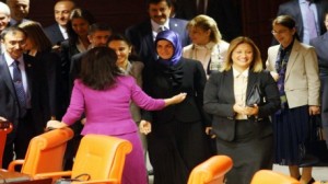 البرلمان التركي يسمح للنائبات بارتداء "السراويل"