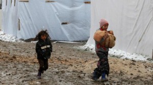 العاصفة "الكسا"  تحصد أرواح 10 أطفال سوريين في المناطق المحاصرة