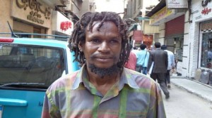 وفاة الروائي السوداني "محمد حسين بهنس" متجمدا من البرد على أرصفة في القاهرة
