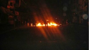 احراق عجلات مطاطية في حي التضامن