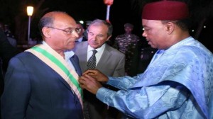 رئيس النيجر يوشّح رئيس الجمهورية بالصنف الأكبر للوسام الوطني 