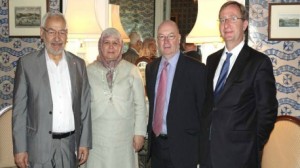 مساعد وزير الخارجية البريطاني وعضو البرلمان "أليستر بورت"خلال لقاء جمعه برئيس حركة النهضة الشيخ براشد الغنوشي" 