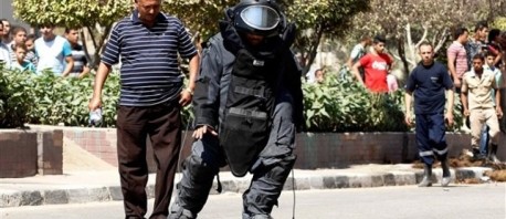 مصر: إصابة 7 أشخاص في انفجار قنبلتين استهدفتا قسمين للشرطة 