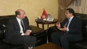 المدير العام للغرفة التونسية الألمانية للصناعة والتجارة "مارتان هنكلمان" خلال لقاءه بوزير التكوين المهني والتشغيل "زياد ‫‏العذاري" ‬