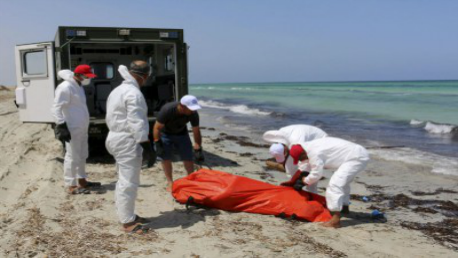 انتشال جثث مهاجرين من البحر