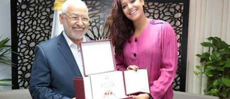 "الغنوشي" يكرم بطلة السباحة "سارة الاجنف"