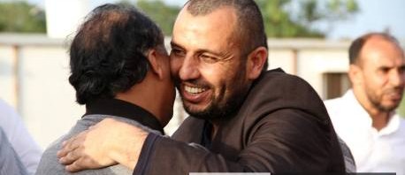 "حسين الذوادي" يصل إلى صبراطة عقب إطلاق سراحه من قبل السلطات التونسية 