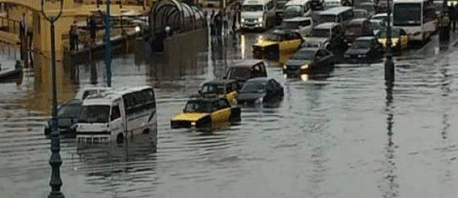رفع درجة الطوارئ في الاسكندرية بعد أن غمرت مياه الأمطار الشوارع