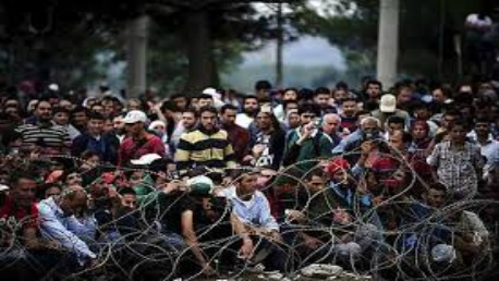 آلاف اللاجئين عالقين على الحدود