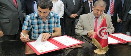 إمضاء اتفاقية بين منظمة أنا يقظ ووزارة التعليم العالي والبحث العلمي