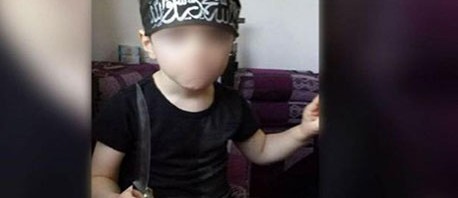 فيديو مُرّوع يظهر طفلاً داعشيًا أستراليًا يهدّد مواطنيه بالقتل 