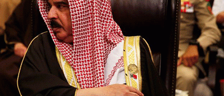 ملك البحرين يُقرّ تعديلاً دستوريًا يُتيح محاكمة مدنيين عسكريًّا