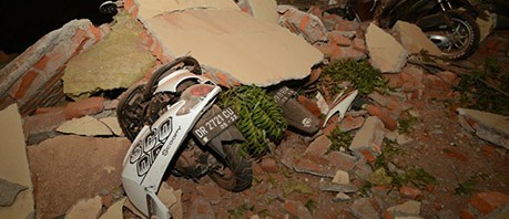  زلزال اندونيسيا:  91 قتيلا و مئات الجرحى