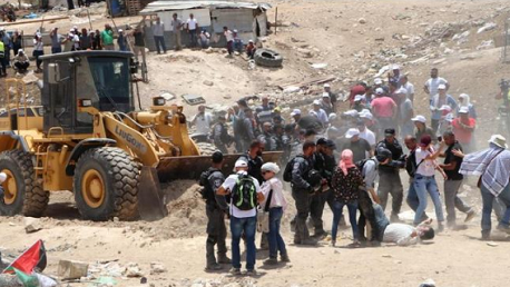 محكمة الاحتلال تُقرر إخلاء قرية الخان الأحمر شرق القدس وهدمها