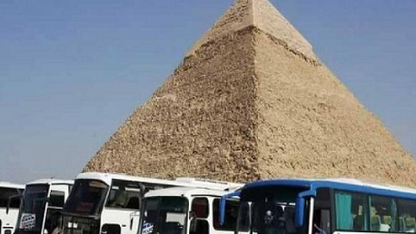 مصر:  وفاة سائحين وإصابة 10 آخرين في انفجار عبوة استهدفت حافلة سياحية 