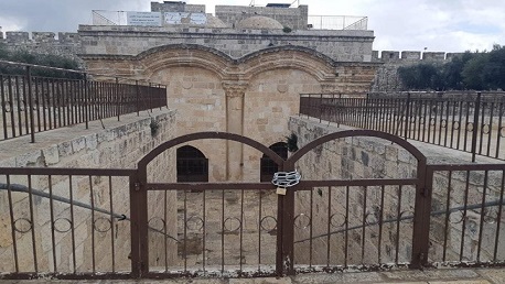 الاحتلال يغلق “باب الرحمة” في المسجد الأقصى بالسلاسل الحديدية
