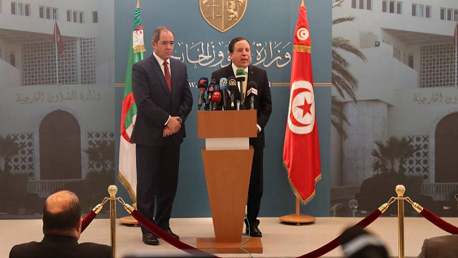 وزيرا خارجية تونس "خميس الجهيناوي" والجزائر "صبري بوقادوم" 