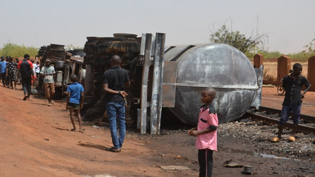 58 قتيلاً في انفجار شاحنة صهريج بالنيجر