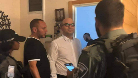 الاحتلال الصهيوني يعتقل وزير شؤون القدس بعد اقتحام منزله