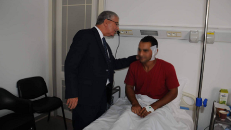 حادثة الطعن بجرزونة: وزير الدفاع يزور العسكري المصاب (صور)