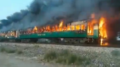 مصرع 65 شخصا بحريق قطار في باكستان