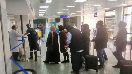 تركيز الكاميرات الحرارية لتقصّي درجات الحرارة لدى المسافرين القادمين إلى مطار تونس قرطاج 
