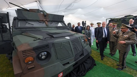 رئيس الجمهورية يطّلع على عربة مصفحة مدرعة مضادة للألغام تم تصنيعها على يد مهندسين عسكريين تونسيين