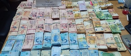 الديوانة تحجز مبالغ من العملة الأجنبية بقيمة 457 ألف دينار