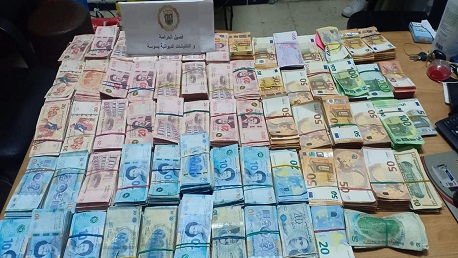 الديوانة تحجز مبالغ من العملة الأجنبية بقيمة 457 ألف دينار