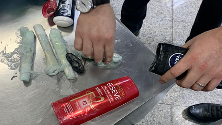 مصالح الديوانة بمطار تونس قرطاج تحبط محاولة تهريب مبلغ من العملة الأجنبية مخفي داخل علبة "شامبو" 