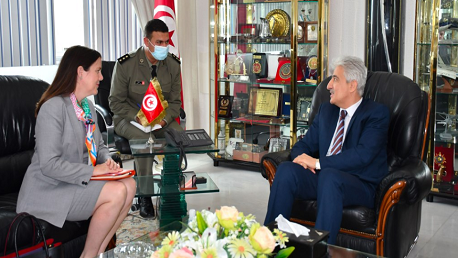 وزير الدفاع الوطني يستقبل القائمة بالأعمال بالنيابة لدى سفارة الولايات المتحدة الأمريكية بتونس