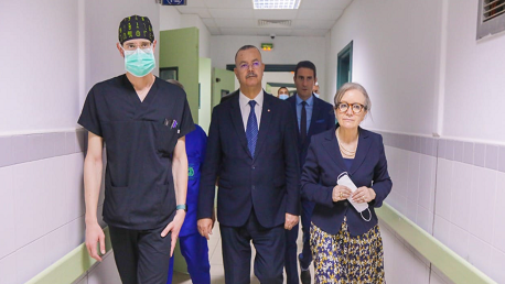 رئيسة الحكومة تزور زوجة وزير الداخلية في مستشفى الحروق ببن عروس