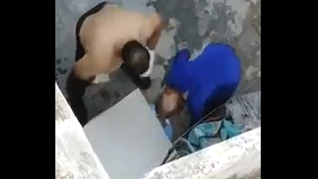 رجل يضرب أمه