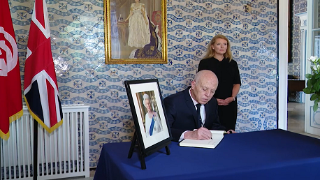 رئيس الجمهورية قيس سعيد يدون كلمة بسجل العزاء بمقر إقامة سفيرة بريطانيا بتونس إثر وفاة الملكة إليزابيث