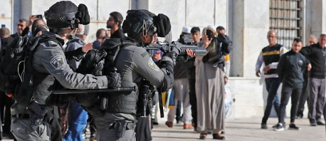 الاحتلال يحاصر القدس ويغلق شوارعها ومستوطنون يقتحمون الأقصى 