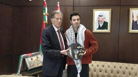  سفير فلسطين يُكرّم الشاب التونسي الذي رفع علم فلسطين عاليا