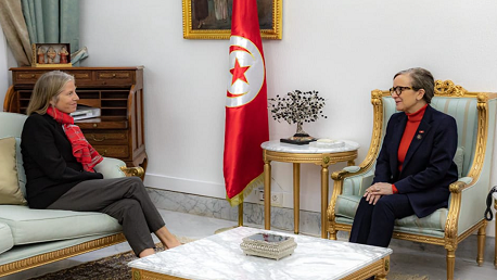 رئيسة الحكومة تتحادث مع سفيرة كندا الجديدة بتونس
