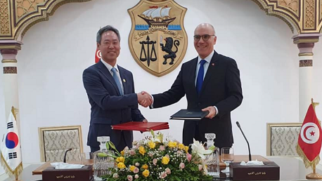 التوقيع مع السّفير الكوريّ على "الاتفاق الإطاري حول المساعدة العموميّة للتّنمية بين حكومة الجمهوريّة التّونسيّة وحكومة جمهوريّة كوريا