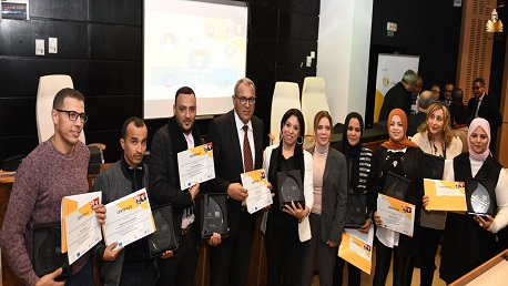 وزير التربية يُسلم جوائز لعدد من المربين لإنجازهم أفضل مشاريع تربوية الرقمية