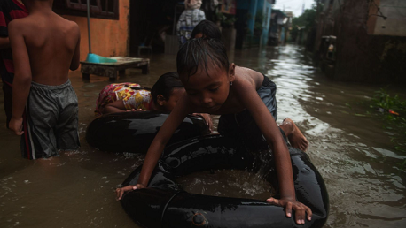 فيضانات تخلف 26 قتيلا وفقدان 11 آخرين في إندونيسيا