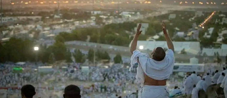 الحجاج يتوافدون إلى "عرفات" لأداء ركن الحج الأعظم