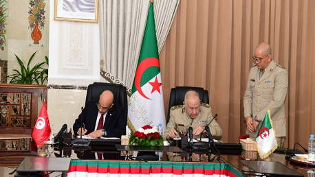 وزير الدفاع يُوقّع على اتفاقية تعاون دفاعي مع الجزائر