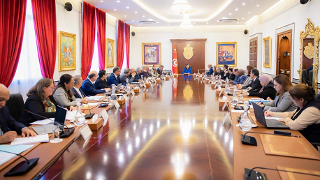 الحكومة تقر "منصة رقمية وحيدة" للمستثمر وتعد بمراجعة شاملة لقانون الاستثمار وتسريع التنمية